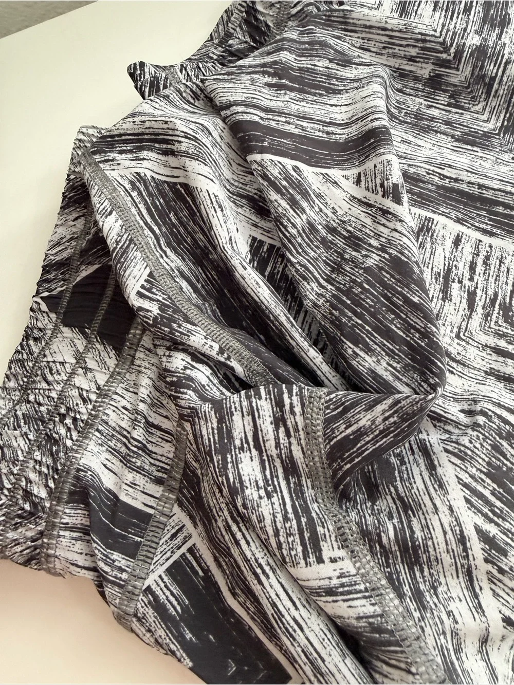 lululemon women size 6 Black & White Patterned Jogger Pants